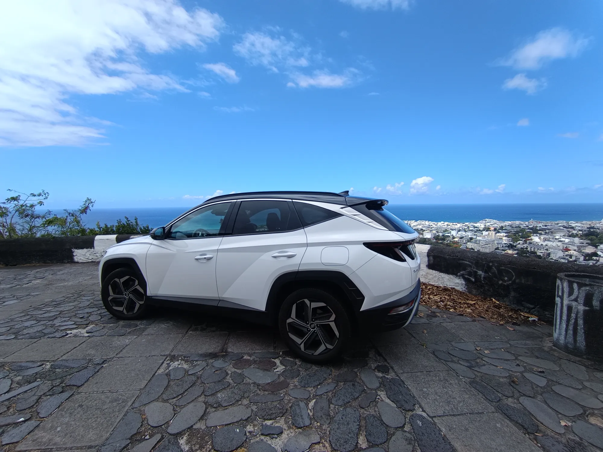 Vue pittoresque depuis une colline surplombant le littoral